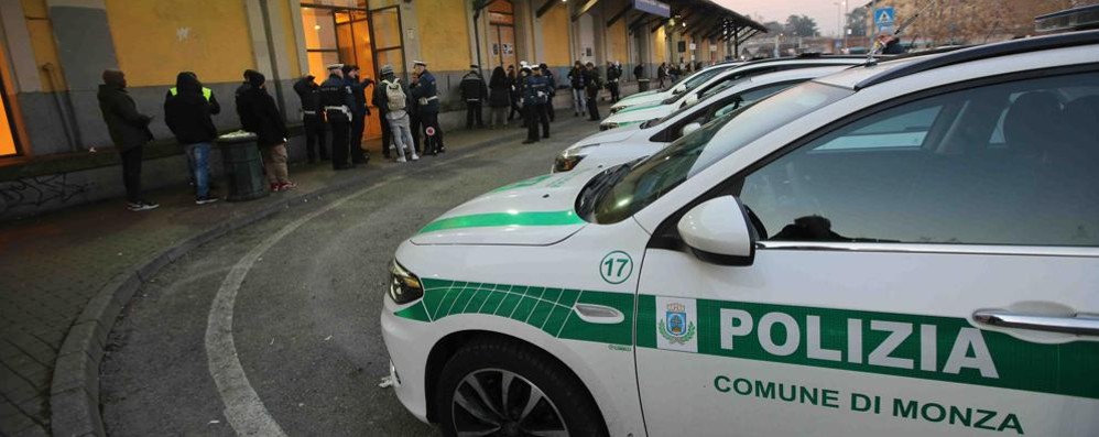 La polizia locale presidia la stazione di Monza