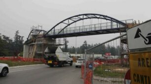 La passerella pedonale in costruzione a Sant’Albino