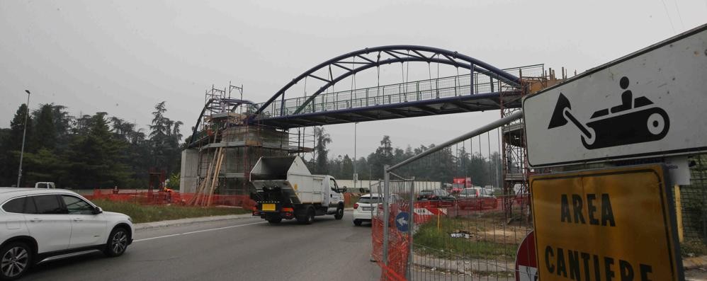 La passerella pedonale in costruzione a Sant’Albino