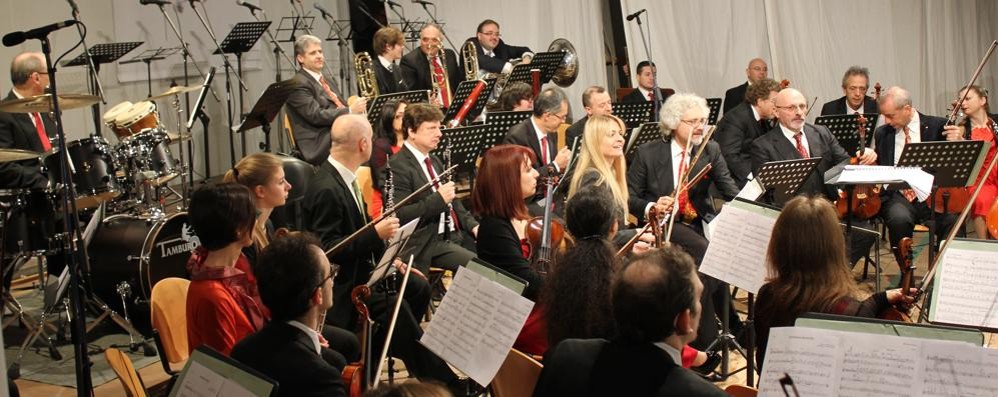 L'orchestra filarmonica Ettore Pozzoli che domani, alle 16.30 al teatro San Rocco diretta dal maestro Mauro Bernasconi, terrà il concerto di Capodanno