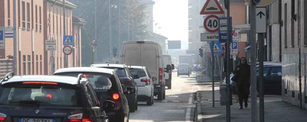 Traffico, Muggiò chiede aiuto a Monza: «Qui è una camera a gas»