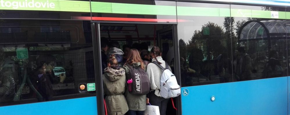 Lissone, studenti sul bus