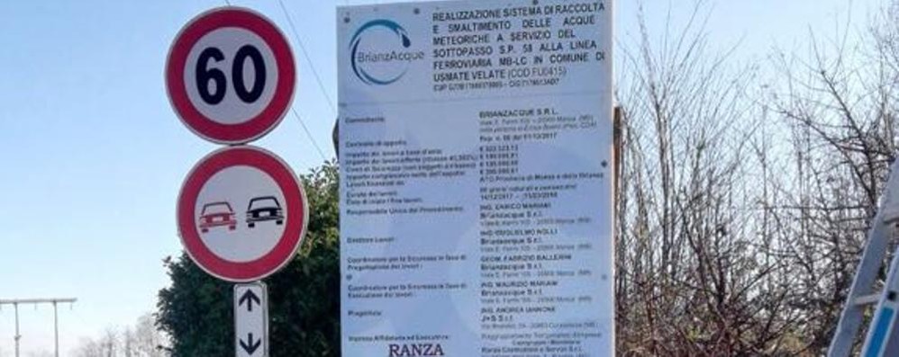 Il cartello di inizio lavori installato da Brianzacque alla Bananina