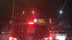 Le auto in coda lungo la Valassina causa incidente (foto da Facebook)