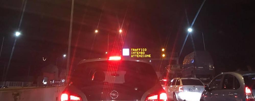 Le auto in coda lungo la Valassina causa incidente (foto da Facebook)