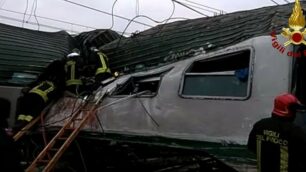 Incidente ferroviario a Pioltello: il treno deragliato e i vigili del fuoco al lavoro