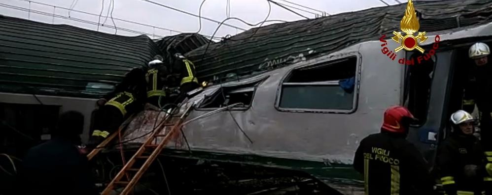 Incidente ferroviario a Pioltello: il treno deragliato e i vigili del fuoco al lavoro