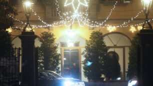 Berlusconi saluta fuori da Villa San Martino