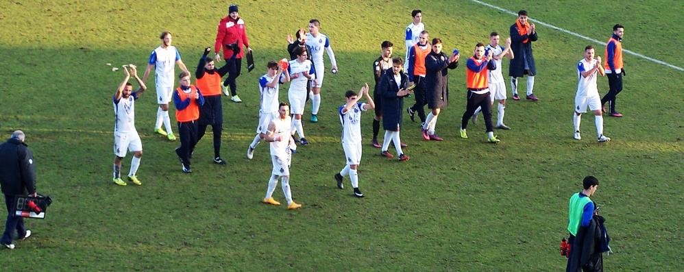 Calcio, Seregno: il saluto finale dei giocatori del Seregno ai loro tifosi