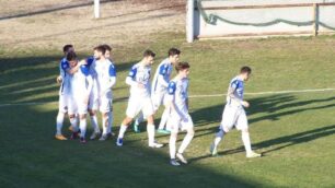 Calcio, Seregno dopo il gol dell'1-0 di Iori