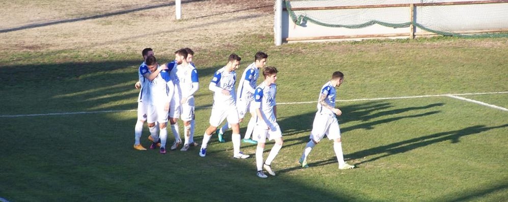 Calcio, Seregno dopo il gol dell'1-0 di Iori