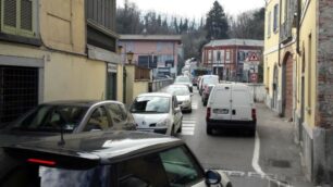 La lunga coda di auto che si è formata in località Agliate