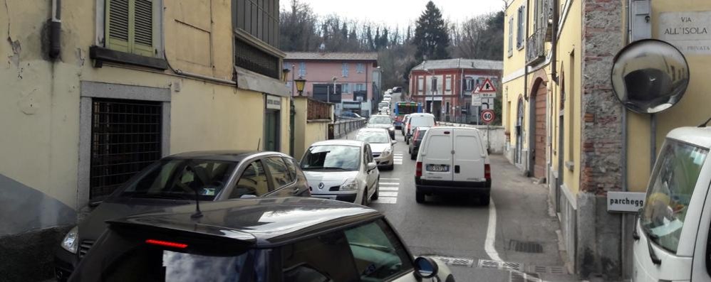 La lunga coda di auto che si è formata in località Agliate