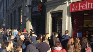 Coda alla Feltrinelli di via Italia