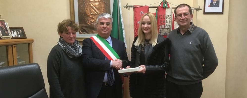 Concorezzo, Nigel Woolaway con la famiglia e il sindaco Riccardo Borgonovo