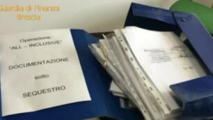 Un faldone della documentazione sequestrata
