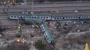 Il treno deragliato visto dall’alto