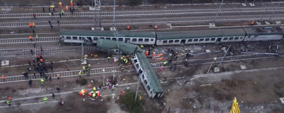 Il treno deragliato visto dall’alto