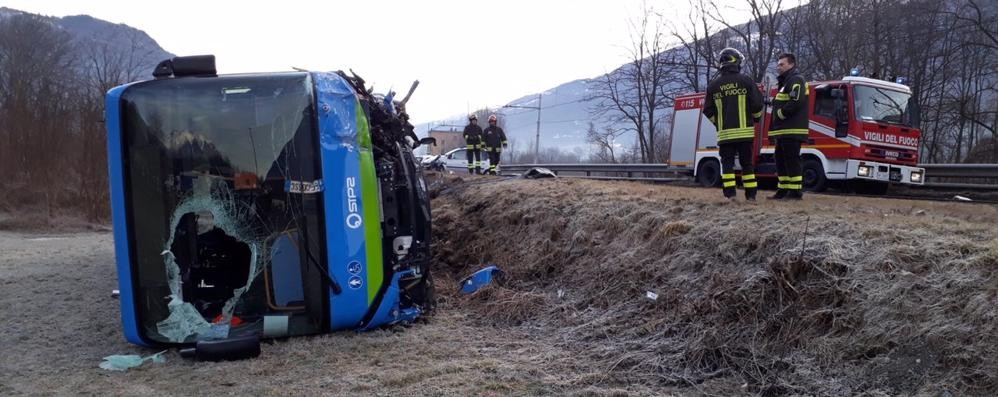 Incidente stradale a Castione in Valtellina  tra un pullman della Stps e un'auto: il conducente della vettura, di Paderno Dugnano, è morto