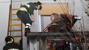 BEFANA POMPIERI Salvata con dal BALCONE in piazza Liberta con Autoscale dei vigili del Fuoco con distribuzione Caramelle ai bambini