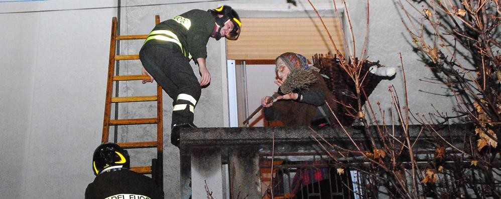 BEFANA POMPIERI Salvata con dal BALCONE in piazza Liberta con Autoscale dei vigili del Fuoco con distribuzione Caramelle ai bambini