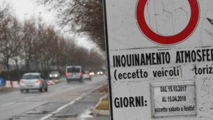 Un blocco del traffico per contrastare l’inquinamento atmosferico