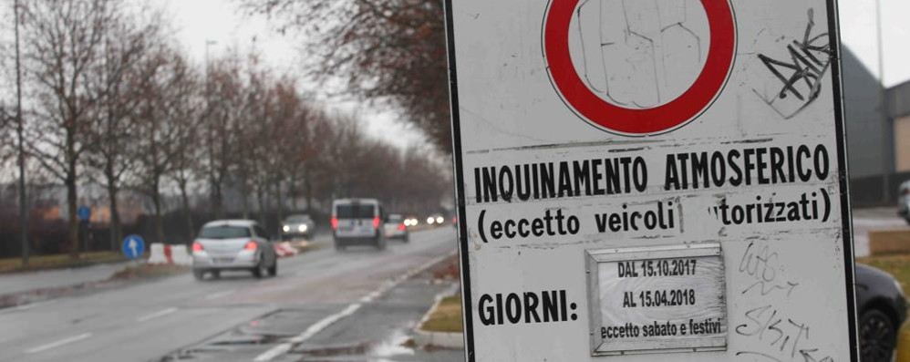 Un blocco del traffico per contrastare l’inquinamento atmosferico