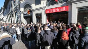Musica, le foto di Sfera Ebbasta alla Feltrinelli di Monza