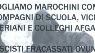 Uno dei manifesti che si trovano per terra lungo le vie del centro