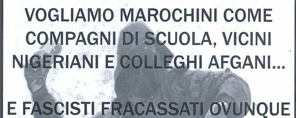 Uno dei manifesti che si trovano per terra lungo le vie del centro