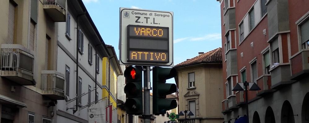 Seregno - L'accesso nella Ztl da piazza Roma