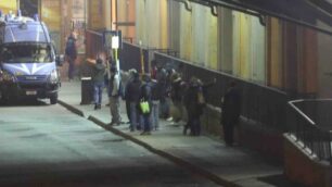 A destra, le nuove barriere installate in stazione