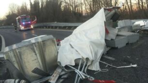 Incidente in Valassina: tir ribaltato, il giorno dopo