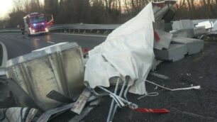 Il carico del camion perso sulla carreggiata