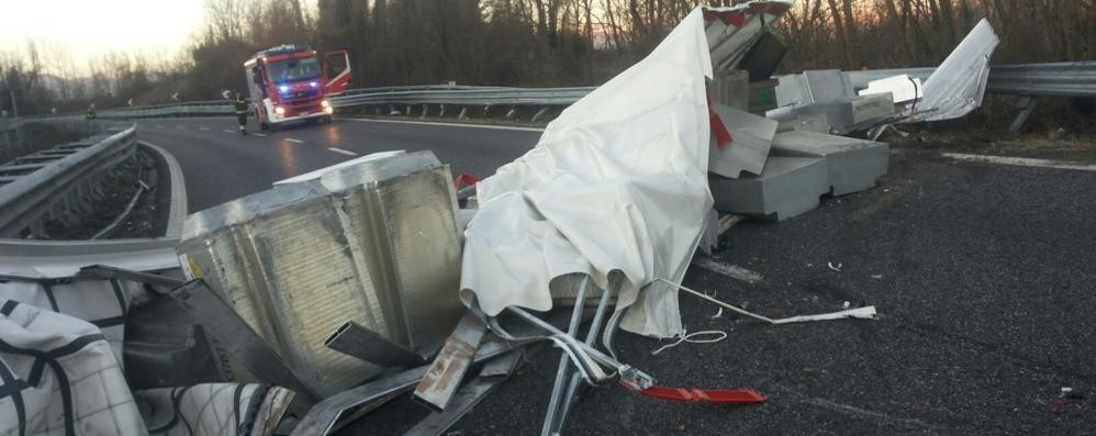 Il carico del camion perso sulla carreggiata