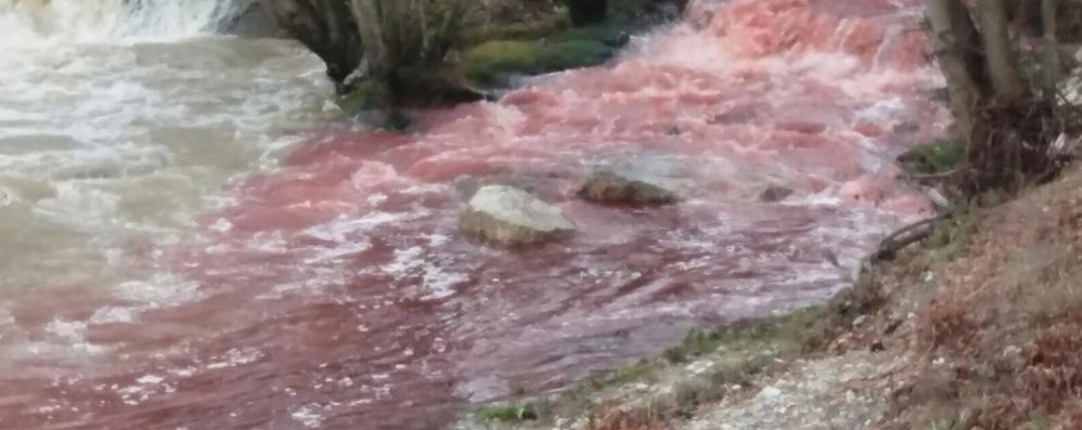 Villasanta: il  Lambro rosso