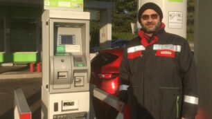 Il benzinaio Niky Liano con la colonnina ripristinata