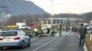 Incidente stradale in Valtellina, a Castione, tra un pullman della Stps e un'auto: il conducente della vettura, di Paderno Dugnano, è morto