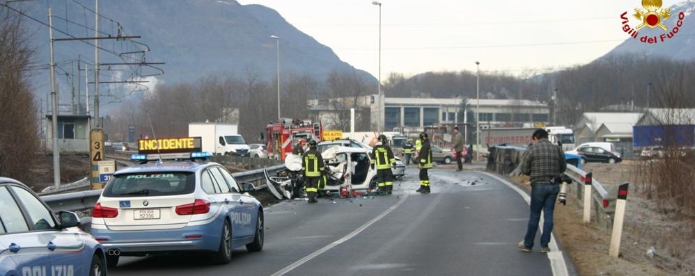 Incidente stradale in Valtellina, a Castione, tra un pullman della Stps e un'auto: il conducente della vettura, di Paderno Dugnano, è morto