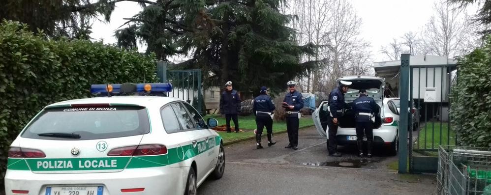 Monza, controlli polizia locale in via Rosmini