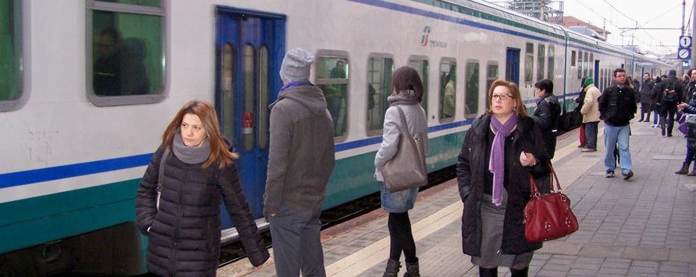 Pendolari in Brianza che usufruiscono dei trasporti ferroviari