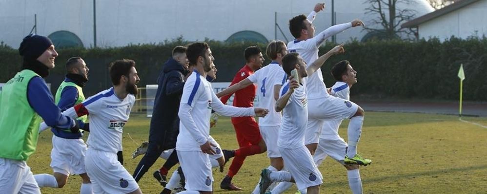 Calcio, serie D: ll saluto dei giocatori del Seregno ai tifosi