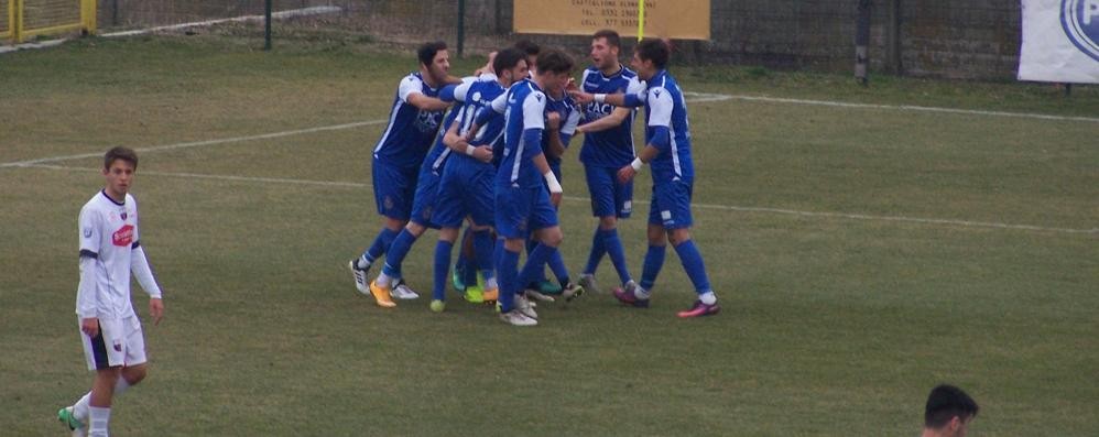 Calcio, Seregno: l'esultanza azzurra dopo il gol di Matteo Barzotti