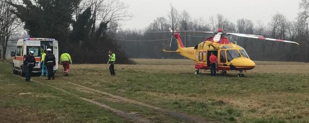 Cogliate, soccorso uomo caduto da scala