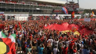 La consueta invasione di pista sotto il podio di Monza al termine del Gp di Formula 1