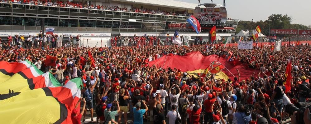 La consueta invasione di pista sotto il podio di Monza al termine del Gp di Formula 1