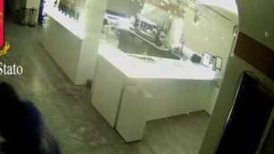 Un fermo immagine del furto ripreso dalla videosorveglianza