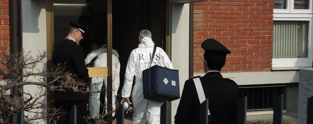 I carabinieri del Ris nel palazzo dove sono stati ritrovati due cadaveri