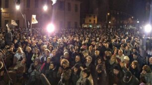 Alessandro Di Battista arringa la folla in largo Vela ad Arcore