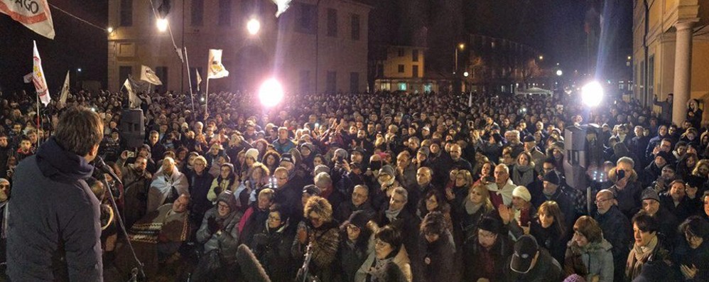 Alessandro Di Battista arringa la folla in largo Vela ad Arcore